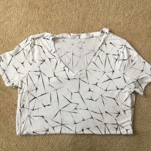 Graphic v-neck by Modern Essentials